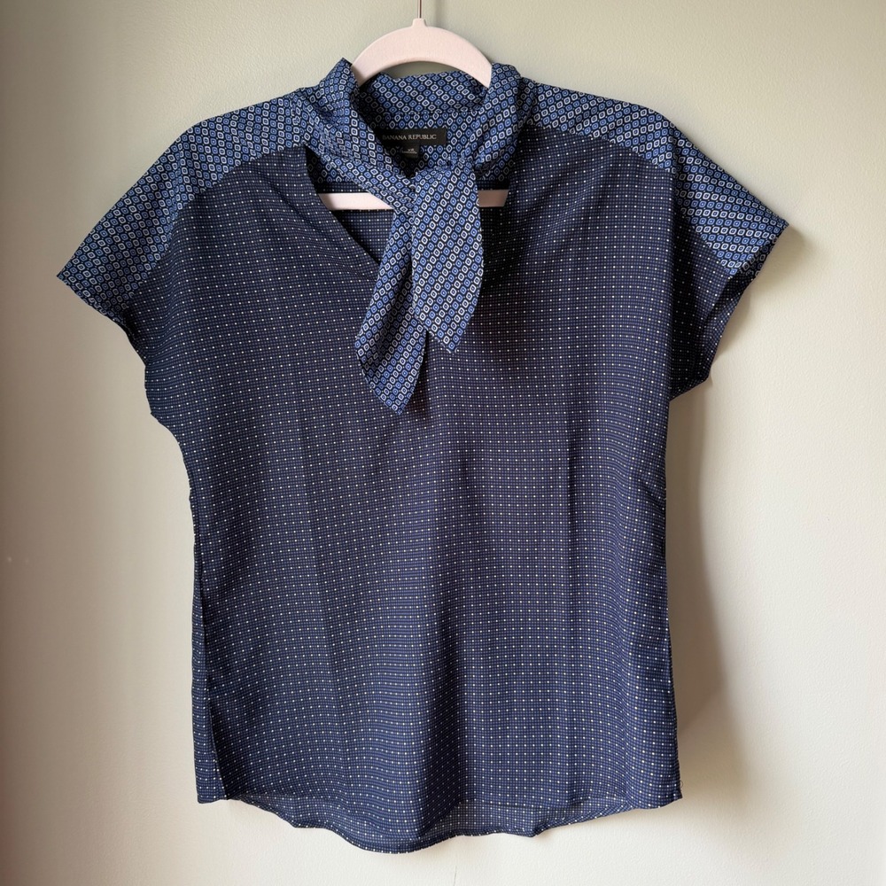 Banana Republic Blue Geo Print Short Sleeve Blouse Tie Neck Lightweight Size XS